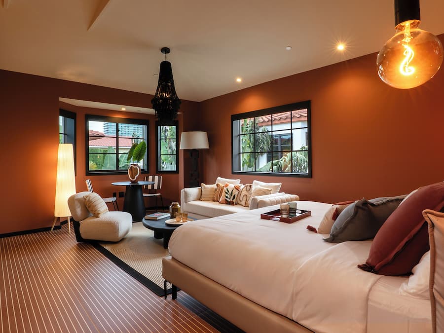 Suite – junior, 1 kingsize-seng med sovesofa | Sengetøy av topp kvalitet, minibar, safe på rommet og blendingsgardiner