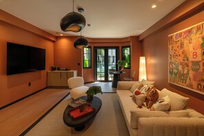 Suite de luxe, 1 llit de matrimoni gran | Sala d'estar | Televisor intel·ligent de 42 polzades amb canals per cable 