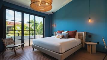 Signature Room, 1 King Bed, Balcony | Premium bedding, minibar, in-room safe, blackout curtains