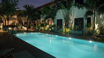 Una piscina al aire libre