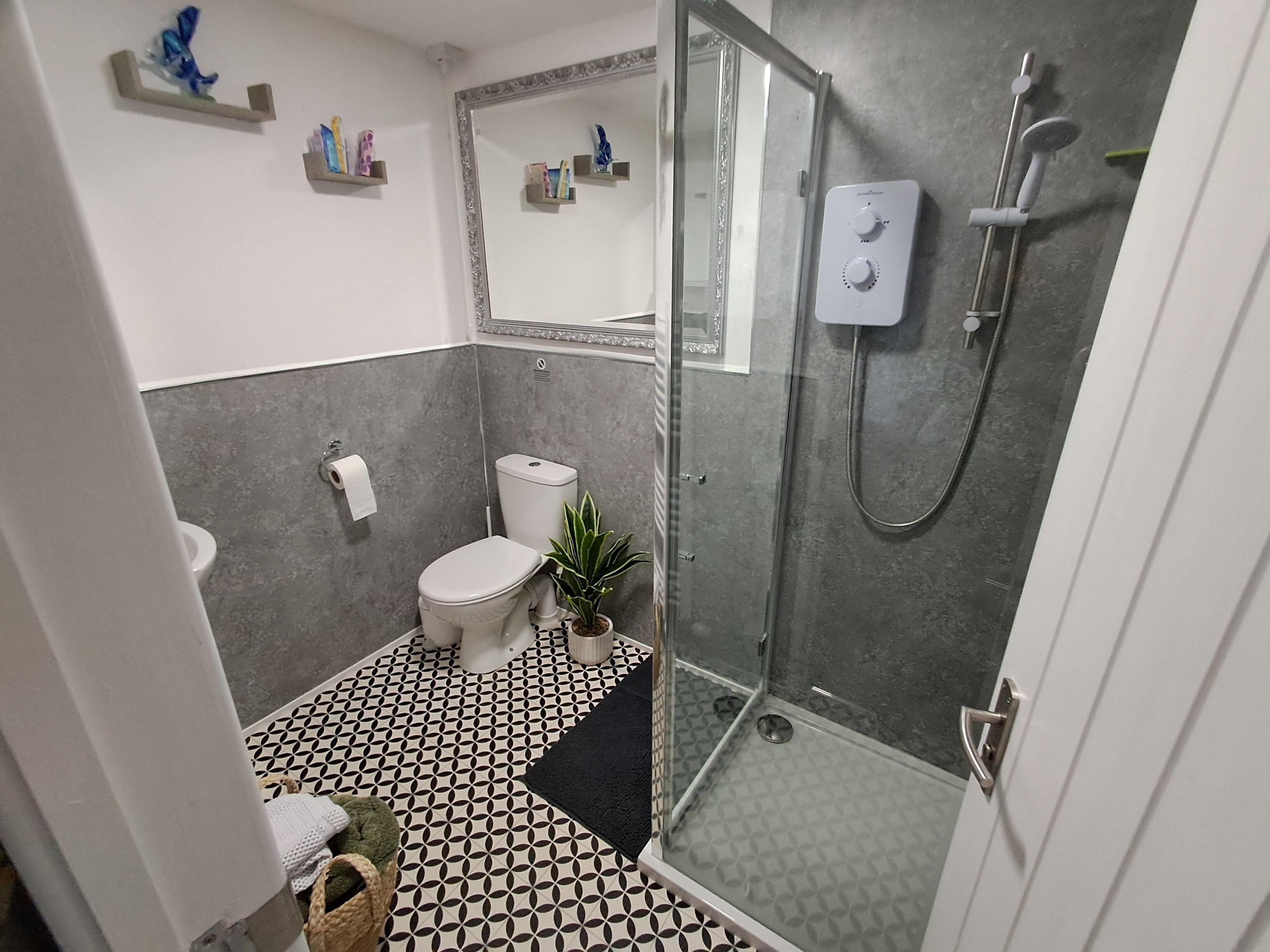 Haartrockner, Handtücher, Seife, Toilettenpapier