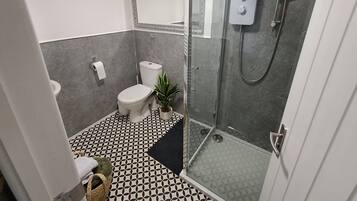 Haartrockner, Handtücher, Seife, Toilettenpapier