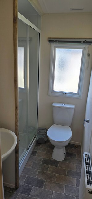 Shower, hair dryer, towels - Lakeland Leisure Park, Sleeps up to 8 (Grange-over-Sands)