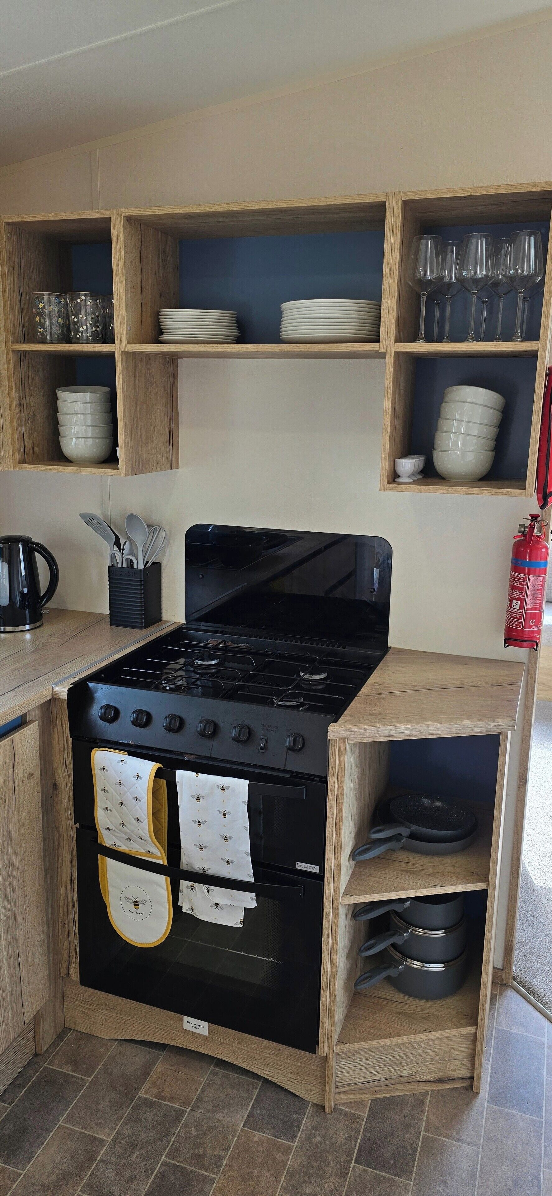 Lemari es, microwave, oven, dan kompor