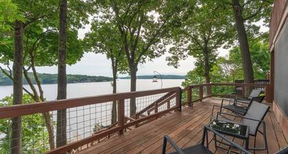 Relaxing 4-Bed Lakefront Home with Private Dock