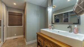 Dusj, hårføner, håndklær og såpe