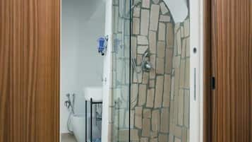 Een douche, een haardroger, handdoeken, zeep