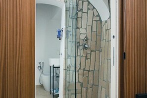 Dusche, Haartrockner, Handtücher, Seife