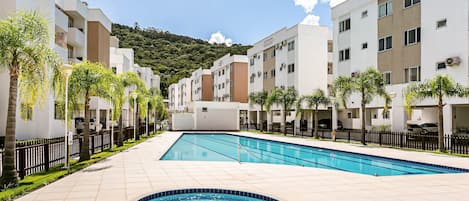 Una piscina al aire libre