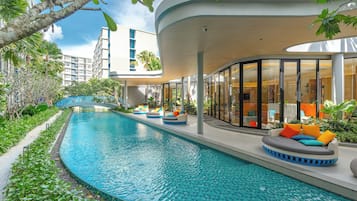 Una piscina al aire libre