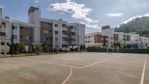 An outdoor basketball court surrounded by residential buildings. - Apt. w/ Barbecue & Pool in Canasvieiras Rpc0305 (Florianópolis)