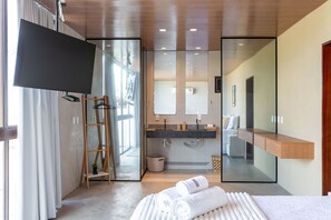 4 bedrooms, iron/ironing board, bed sheets
