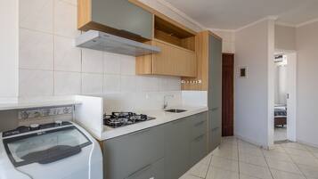 Apartamento básico | Cozinha privada | Talheres/pratos/utensílios de cozinha