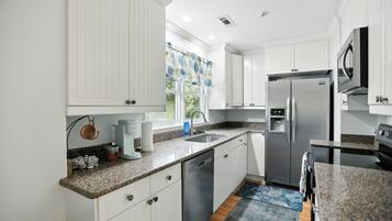 Een koelkast, een microgolfoven, een oven, een vaatwasser