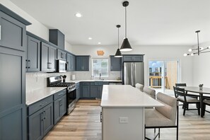 Kylskåp, mikrovågsugn, ugn och diskmaskin