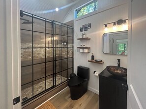 Een douche, een haardroger, handdoeken, zeep