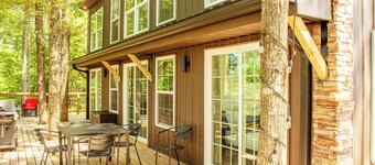 Hot Tub • Minutes to RRG • Fire Pit • Secluded • Pets • WiFi