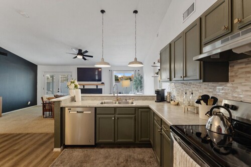 Stadium Retreat-3Br Pool/Games/Relaxing Oasis