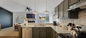 Stadium Retreat-3Br Pool/Games/Relaxing Oasis