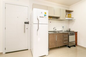 ベーシック アパートメント | 専用キッチン | 電気ポット、調理器具と食器