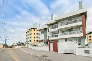 Exterior - Modern ap W/pool one Block From the Beach Rmi201 (Florianópolis)