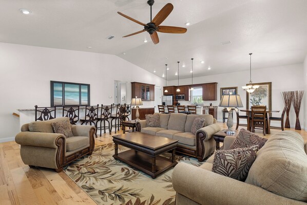 Smart TV, table tennis, books - 🏖️Gorgeous Home Steps from the Beach | Pet Friendly | Close Enough🏖️ (New Smyrna Beach)