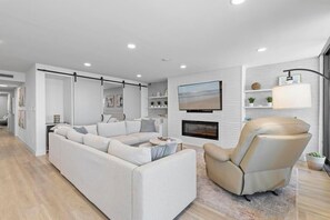 Smart TV, fireplace
