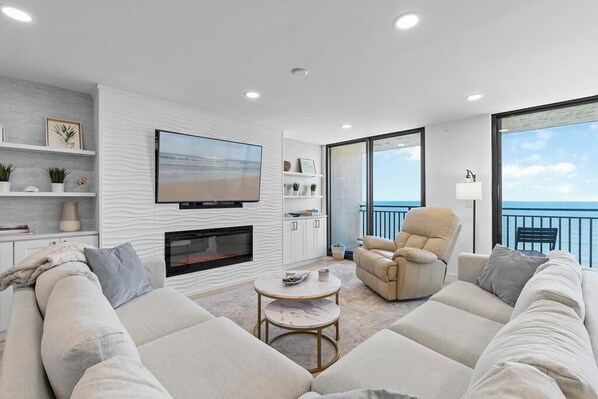 Smart TV y chimenea 