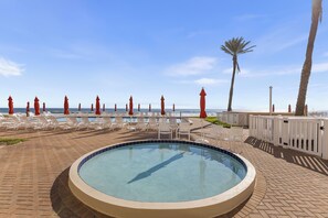 حمّام سباحة مُدفَّأ