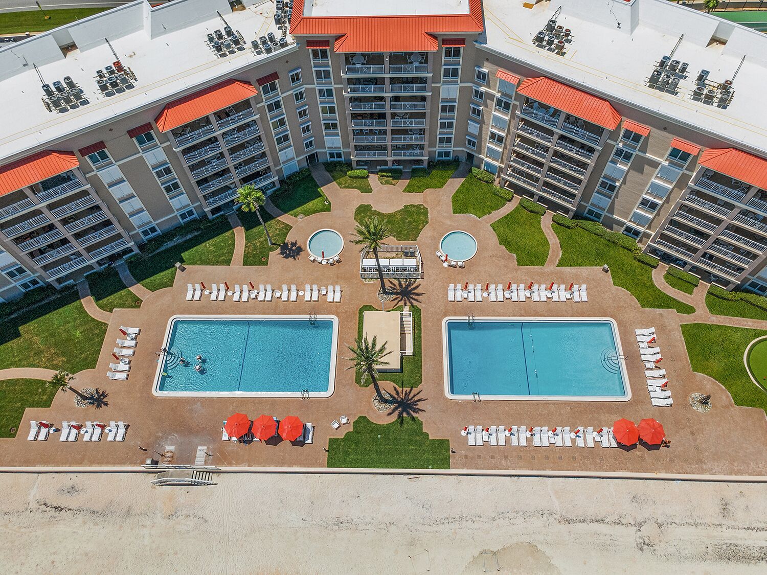 Un hôtel doté de deux grandes piscines, de nombreux balcons et d’un jardin bien entretenu.