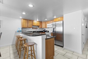 ثلاجة، ميكروويف، فرن، موقد طهي مسطح