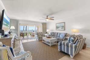 Una Smart TV, un futbolín, una mesa de tenis de mesa, libros