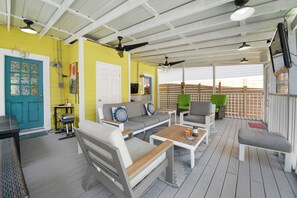 Smart TV, books, stereo - Live NOLA-4 Beds, Laundry, Screened-In Porch w/BT-SS Speakers & Pickleball Court (New Orleans)