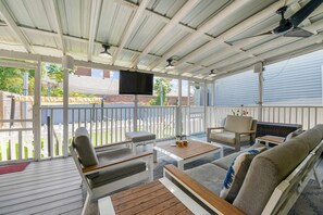 Smart TV, books, stereo - Live NOLA-4 Beds, Laundry, Screened-In Porch w/BT-SS Speakers & Pickleball Court (New Orleans)