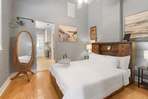 2 bedrooms, desk, iron/ironing board, free WiFi - Live NOLA-4 Beds, Laundry, Screened-In Porch w/BT-SS Speakers & Pickleball Court (New Orleans)