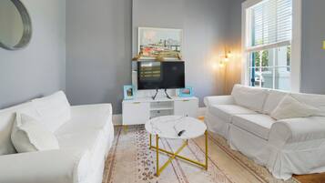 Smart TV, books, stereo