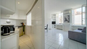 Un apartamento moderno con cocina, comedor y sala de estar.
