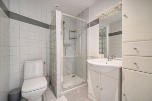 Douche, sèche-cheveux, serviettes fournies, papier toilette