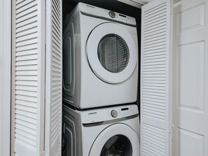 Interior - Dlux / 2 King Beds / 55" TV / Rain Shower / W/D (Philadelphia)