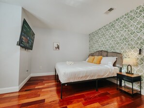 2 bedrooms, desk, iron/ironing board, free WiFi - Dlux / 2 King Beds / 55" TV / Rain Shower / W/D (Philadelphia)