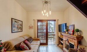 Quarto solteiro básico | Área de estar