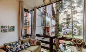 Habitación individual básica | Zona de estar | Una televisión
