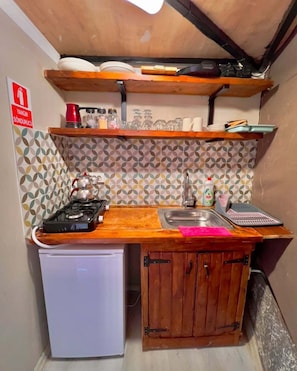 Bangalô clássico, vista para o jardim | Cozinha privada | Frigobar, micro-ondas, cooktop, talheres/pratos/utensílios de cozinha