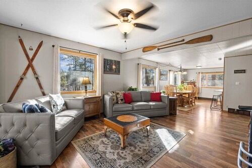 Pet Friendly Lakeside Gem Close to the Lake