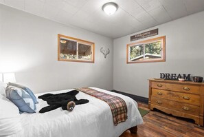 3 bedrooms, WiFi, bed sheets - Pet Friendly Lakeside Gem Close to the Lake (Lakeside)