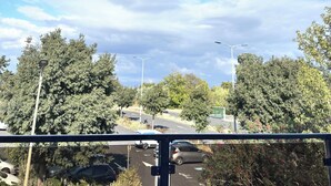 A view from a window with a clear sky, trees, and a road with vehicles. - Villa Zinga—Pool, Garden, and Absolute Peace and Quiet (Béziers)