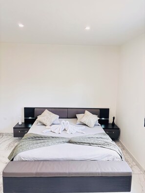 3 habitaciones, escritorio y tabla de planchar con plancha 