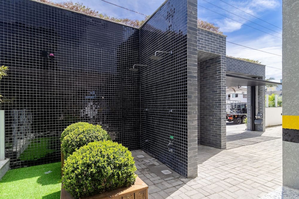 Modern apt With Pool and hot Tub! Rhl0305