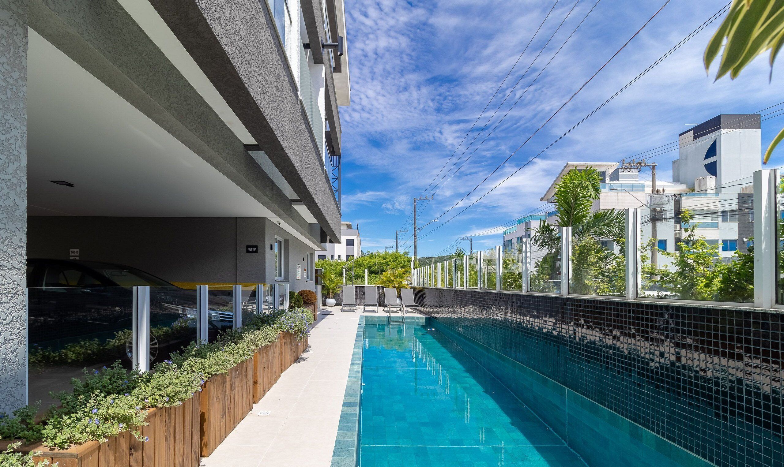 Una piscina al aire libre