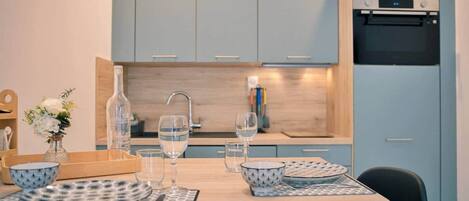 冷蔵庫、電子レンジ、コンロ、食器洗い機